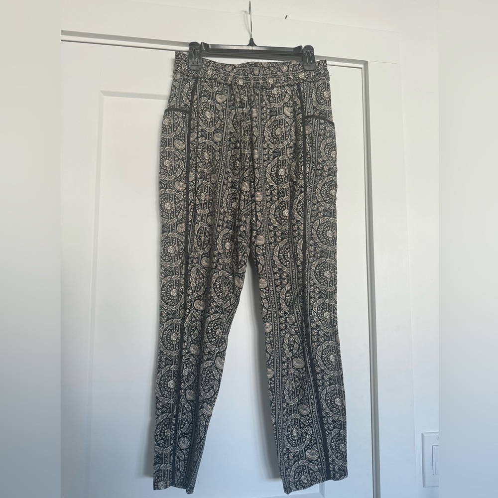 Anthropologie patterned paint | Size M